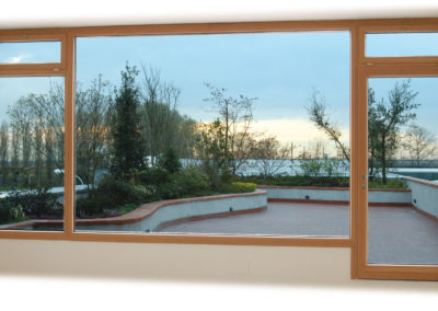 vetrata e porta finestra in legno alluminio su misura